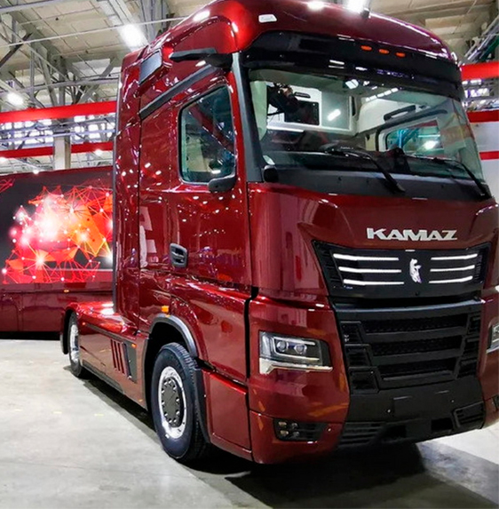 Красный грузовой автомобиль KAMAZ