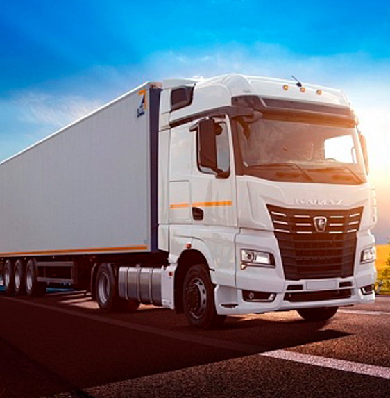 Белый грузовой автомобиль KAMAZ